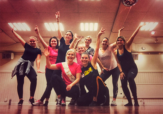 Glada danselever av rolig möhippa i Linköpings Dansstudio. Gruppdans till koreografi med Hanna Julinder.
